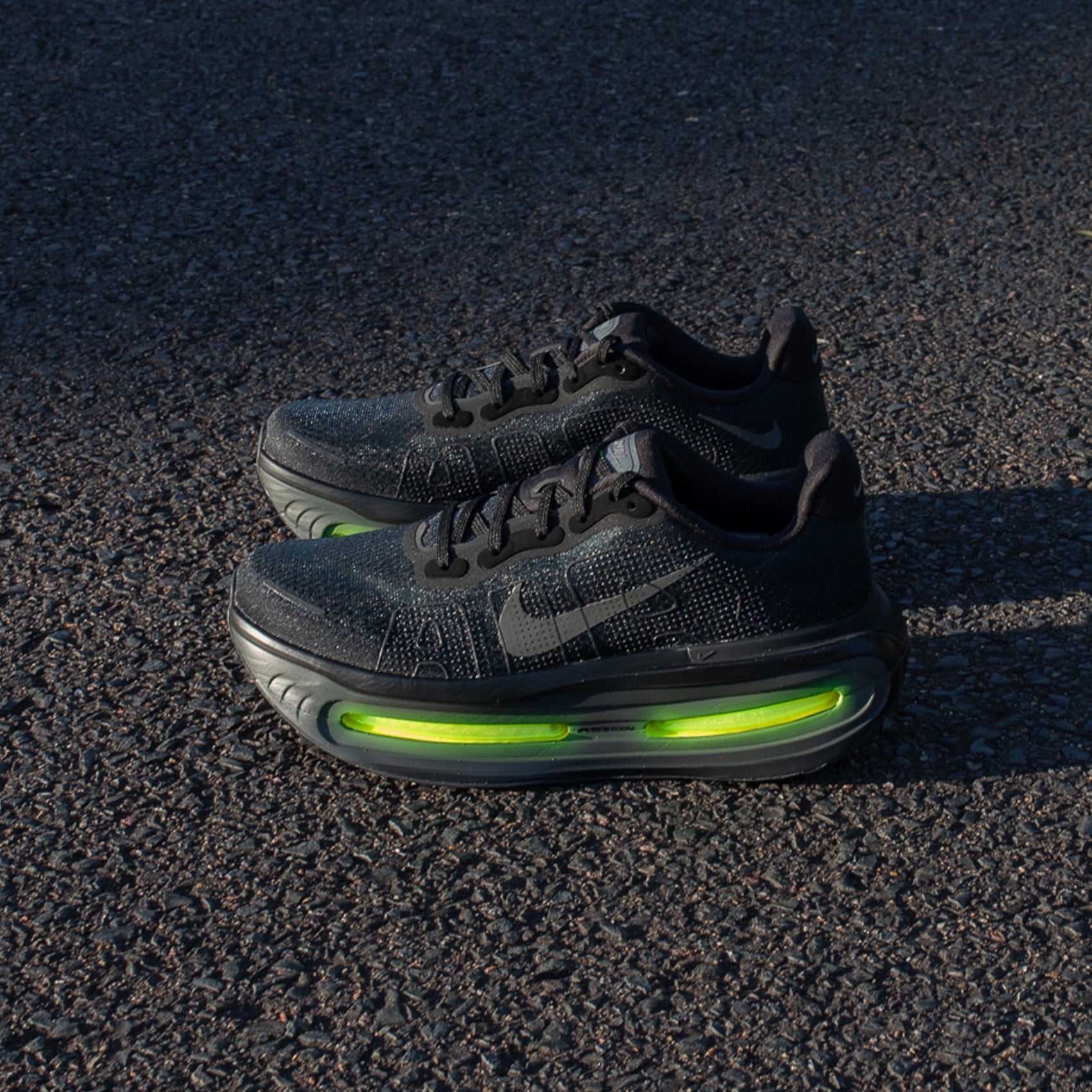 靴 Nike Vomero Premium Black Volt 28cm Nike Vomero Premium Black / Volt - Nov 2025 - HQ2050-001