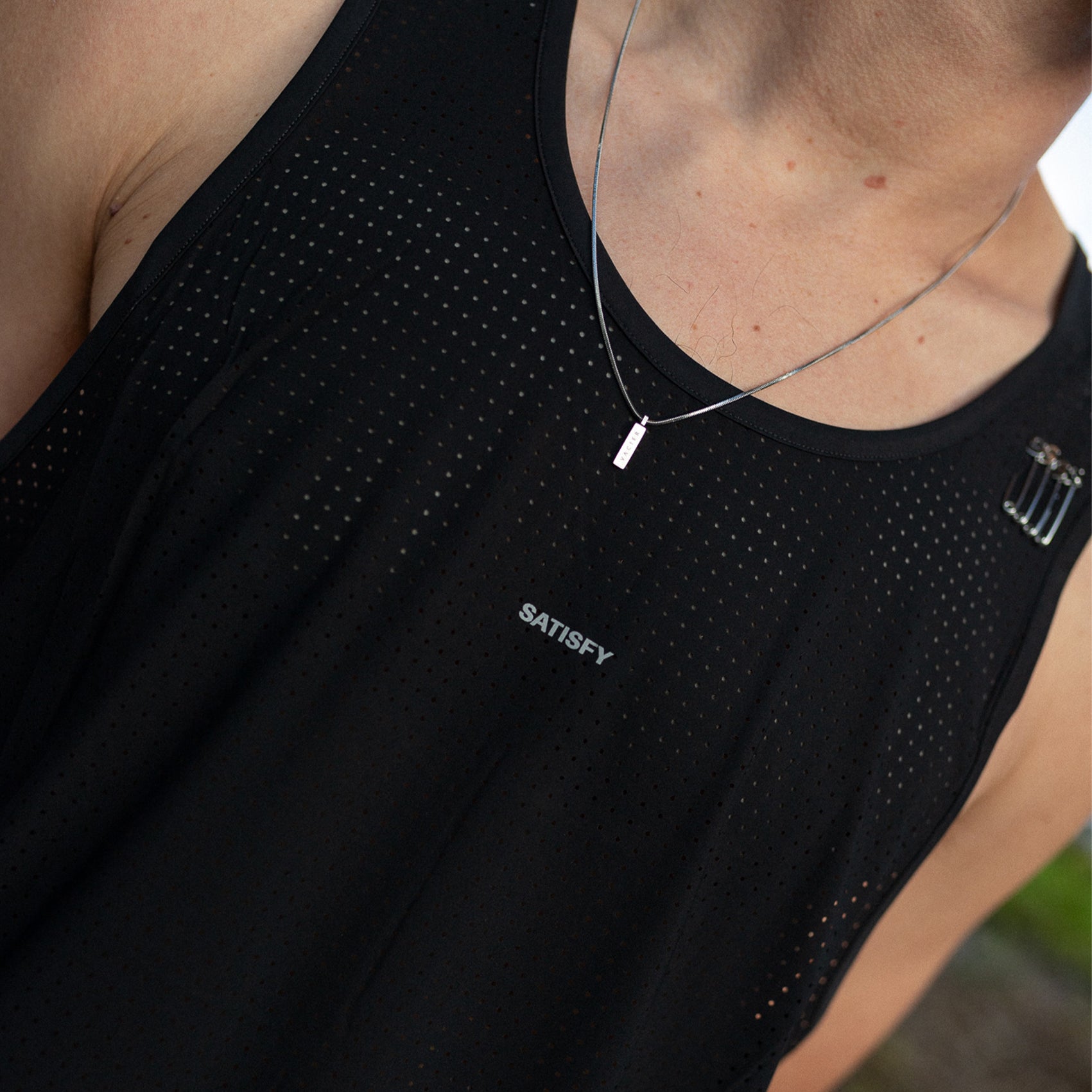 SATISFY ブラック タンクトップ Space-O™ Singlet – SATISFY