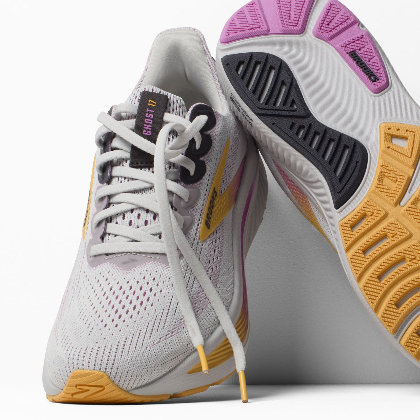 Womens Brooks Ghost 17 (Narrow)