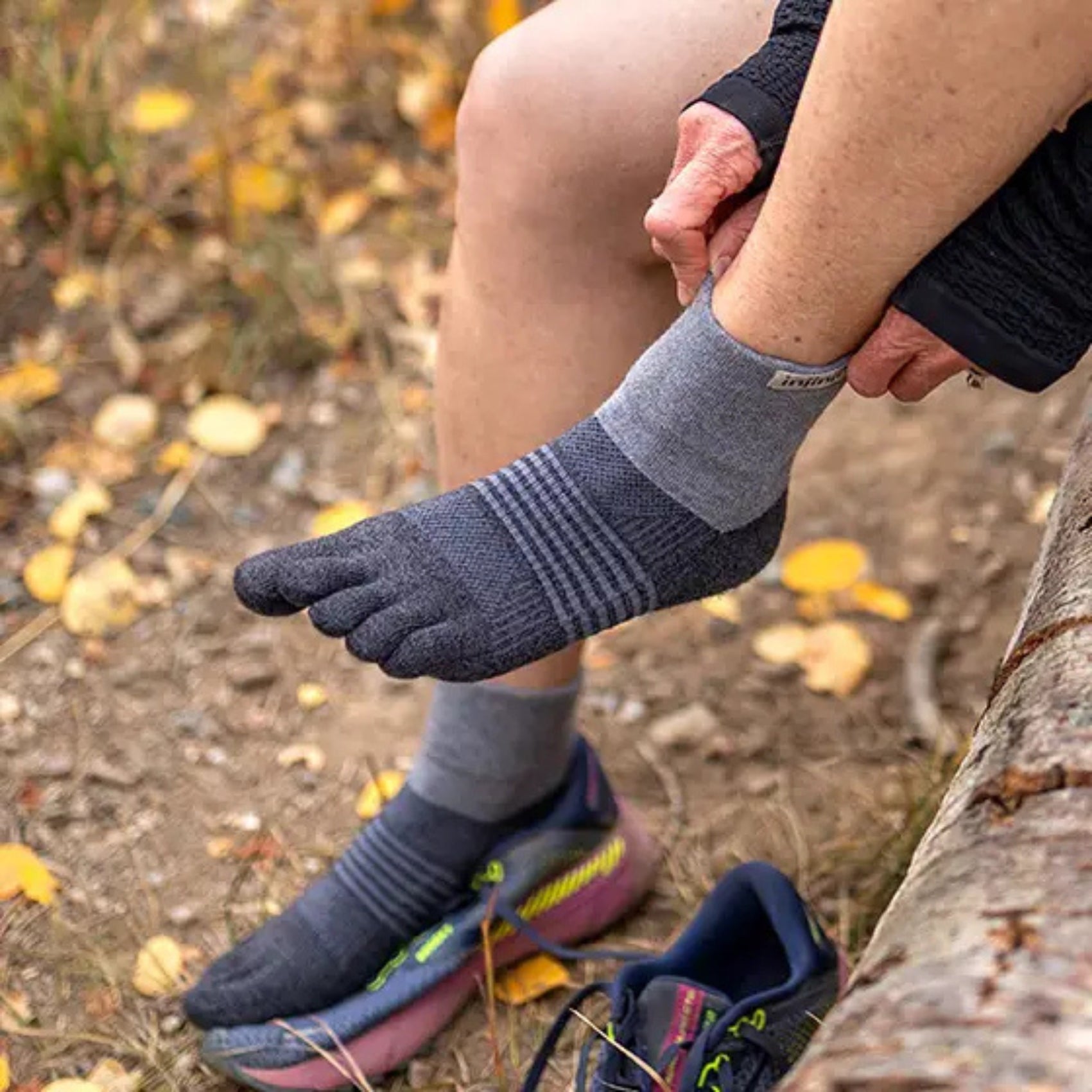 Womens Injinji Trail Midweight Mini-Crew Socks